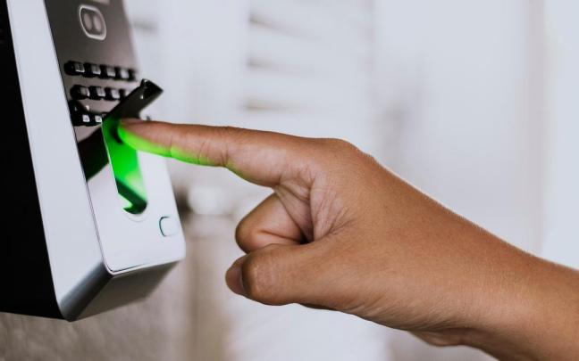 Escaneo de un dedo en el control de acceso con huella dactilar a un centro de trabajo.