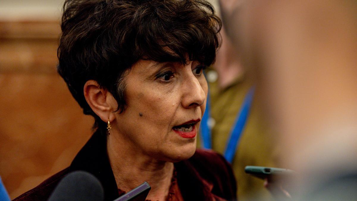 La portavoz del Grupo Vasco, Maribel Vaquero, atiende a los medios de comunicación.