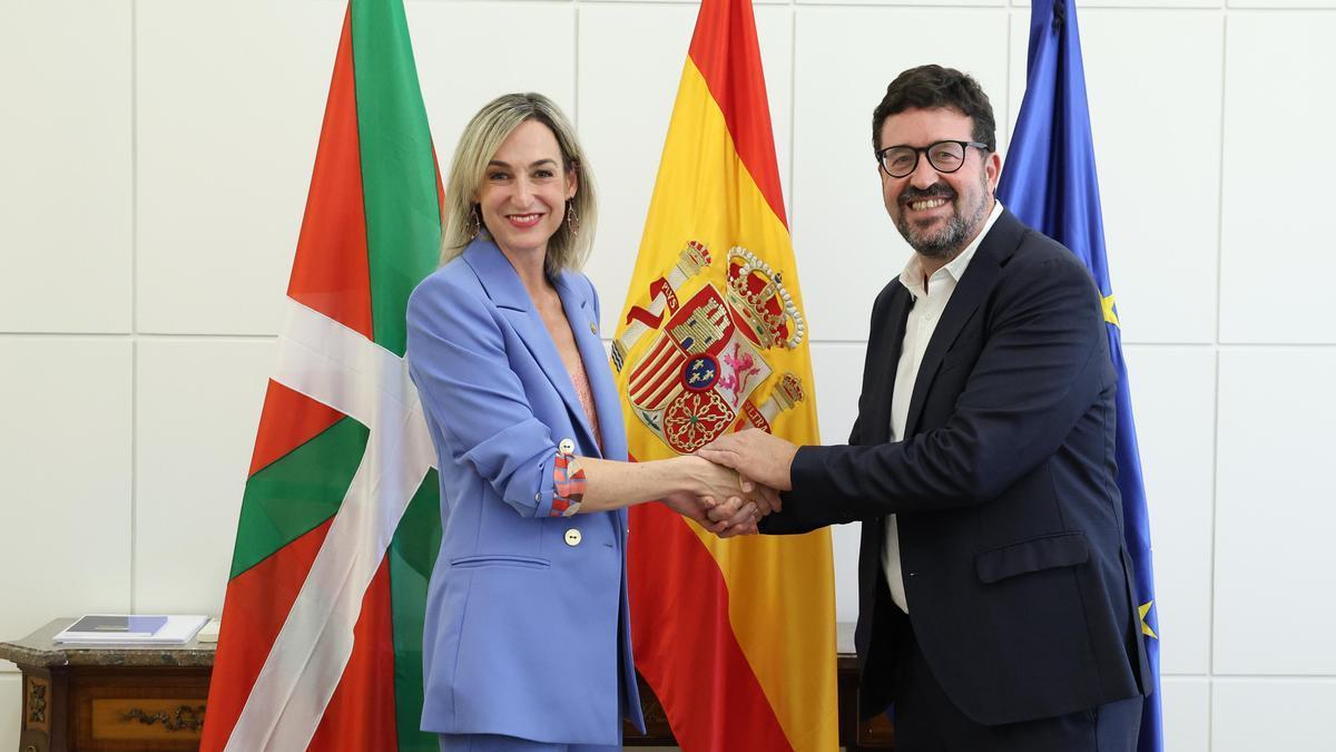 La consejera Ubarretxena, con el secretario del ministerio de Sumar, Joaquín Pérez Rey, este miércoles