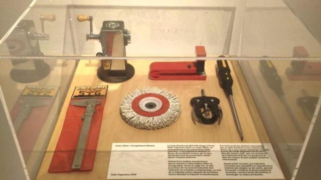 Panel que recoge las piezas cedidas para la exposición por el Museo de la Industria Armera.