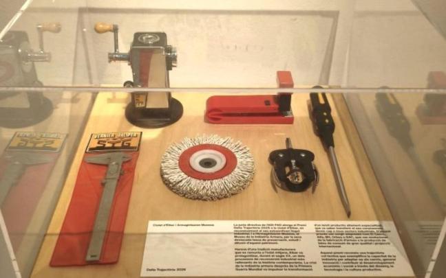 Panel que recoge las piezas cedidas para la exposición por el Museo de la Industria Armera.