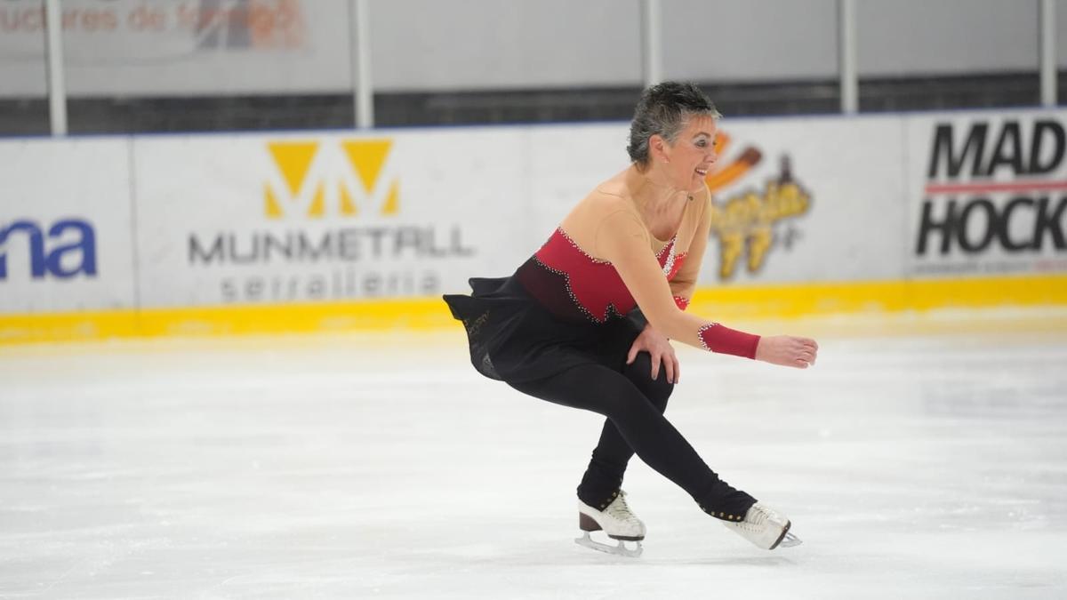 Ainhoa Galdeano, patinadora de Arrigorriaga, ejecutando un ejercicio sobre hielo