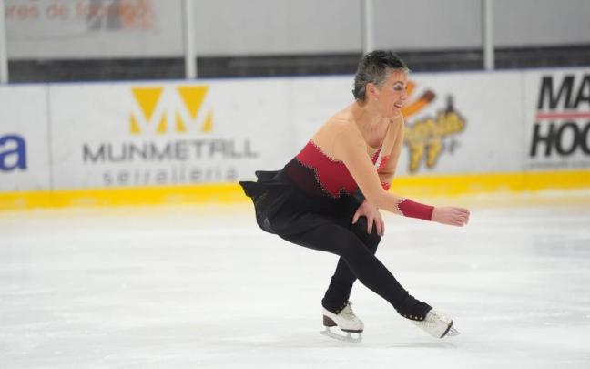 Ainhoa Galdeano, patinadora de Arrigorriaga, ejecutando un ejercicio sobre hielo