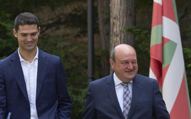 El presidente del EBB del PNV, Andoni Ortuzar, con el portavoz parlamentario, Joseba Díez Antxustegi