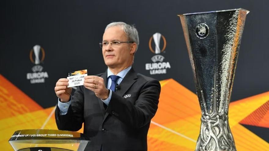 Giorgio Marchetti, de la UEFA, con una papeleta de la Real Sociedad durante un sorteo. / UEFA