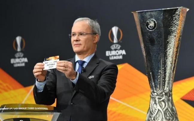 Giorgio Marchetti, de la UEFA, con una papeleta de la Real Sociedad durante un sorteo. / UEFA