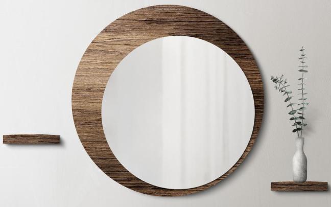 Espejo redondo sobre una base de madera.