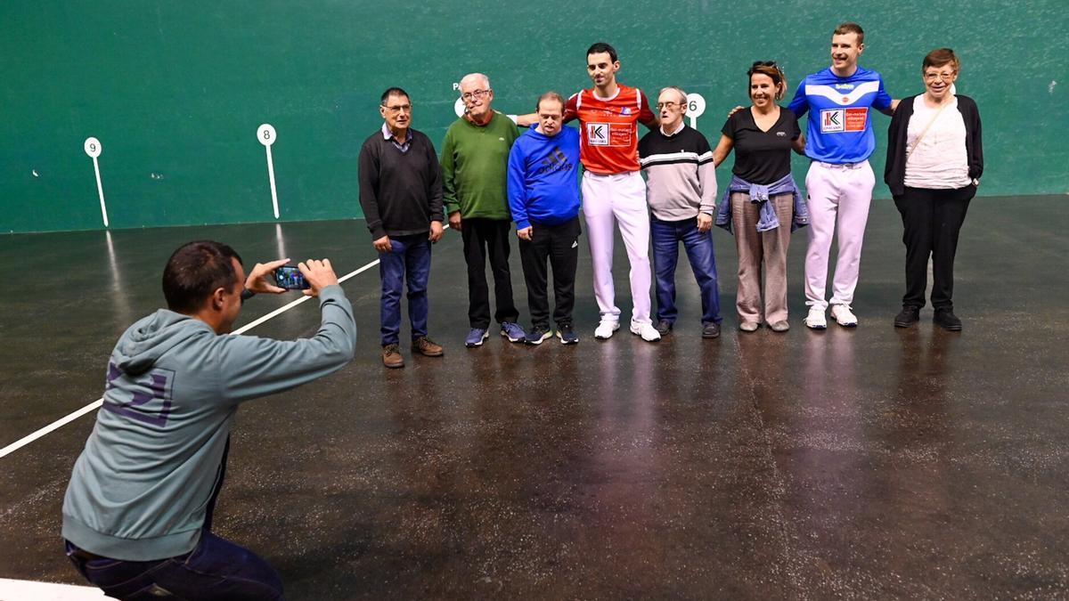 Jokin Altuna e Iñaki Artola, junto a integrantes de la fundación Gorabide en el Astelena de Eibar.