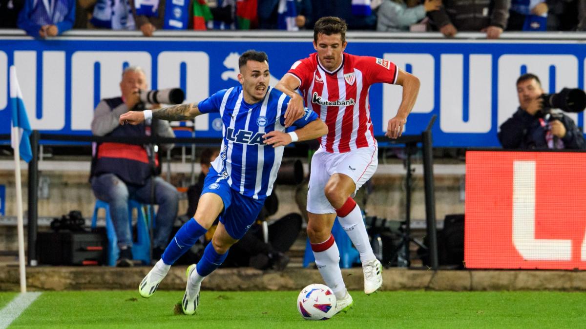 Daniel Vivian disputa un balón en el derbi de Mendizorrotza / Athletic Club