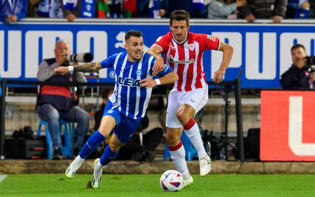 Daniel Vivian disputa un balón en el derbi de Mendizorrotza / Athletic Club