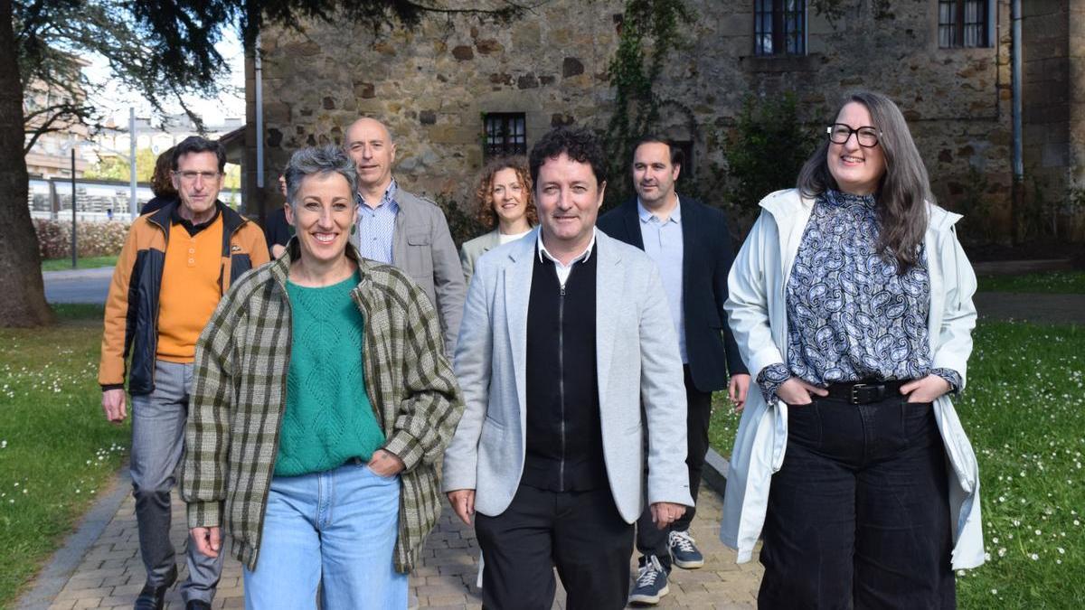 Grupo municipal EAJ-PNV Zarautz en el exterior de Santa Klara.