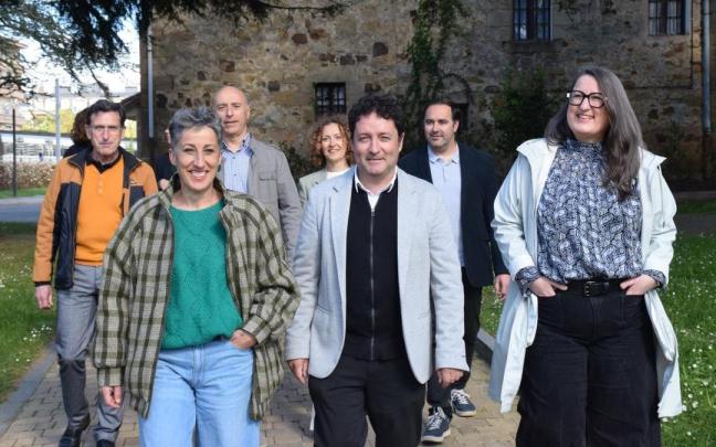 Grupo municipal EAJ-PNV Zarautz en el exterior de Santa Klara.