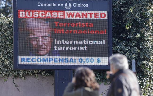 Pantalla del Ayuntamiento de Oleiros en el que "Se busca" a Trump a cambio de una recompensa de medio dólar