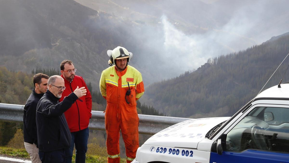 Dos incendios se mantienen activos en Asturias, mientras que el resto se dan por estabilizados