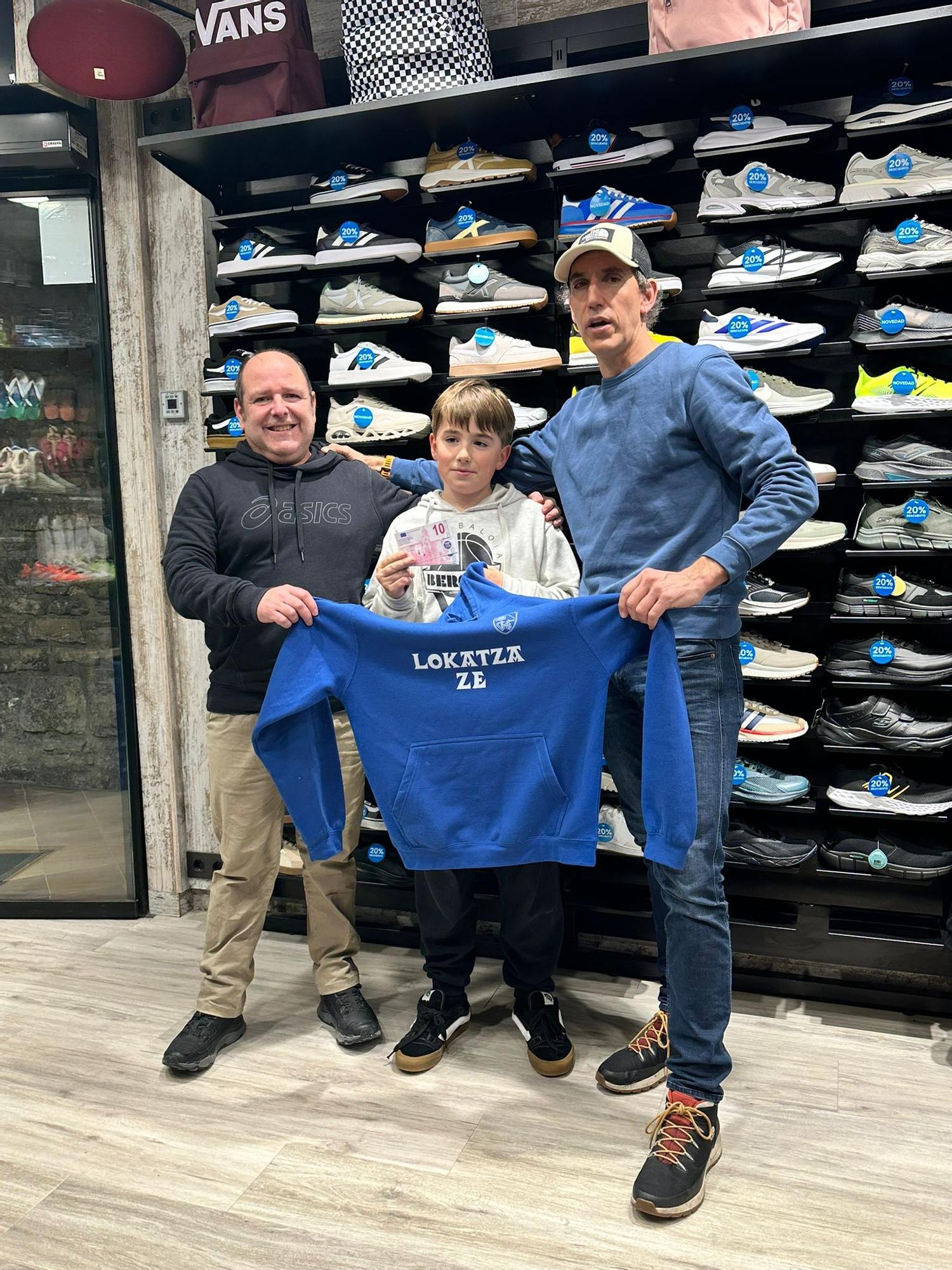 Asier Lazkano (en nombre de Bedelkar), Jon Aranzabal (ganador del premio para elegir el logo) y Xabier Uribesalgo (Lokatza).