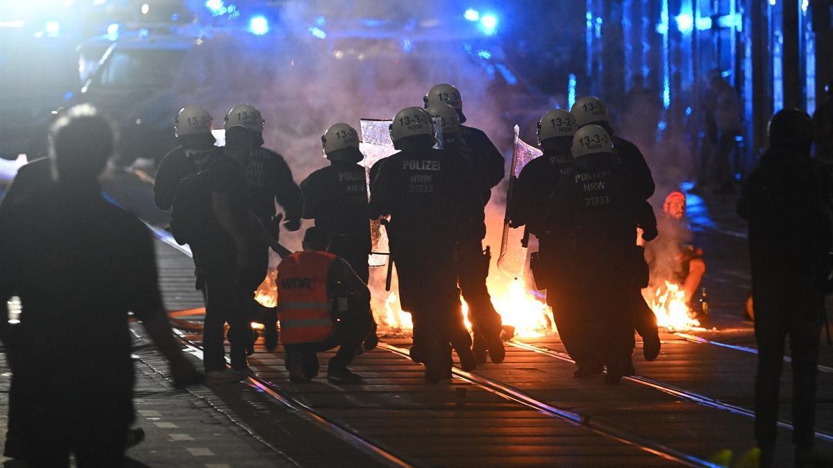 Agentes de las Fuerzas policiales de Alemania durante los disturbios en Leipzig.