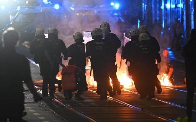 Agentes de las Fuerzas policiales de Alemania durante los disturbios en Leipzig.