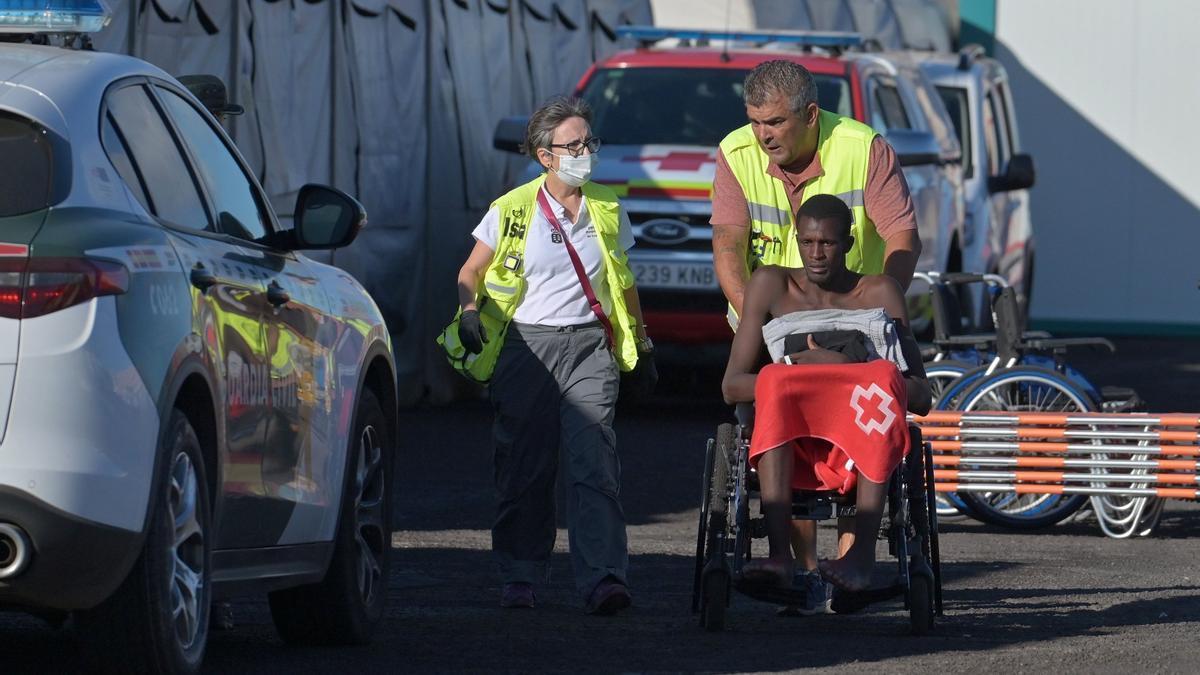 Un migrante es ayudado por los servicios de socorro tras su llegada a El Hierro.