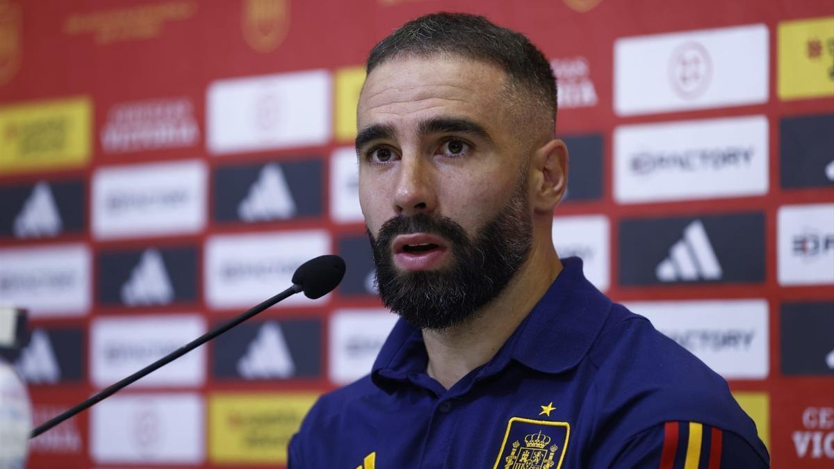 Dani Carvajal atiende a los medios durante una concentración de la selección española.