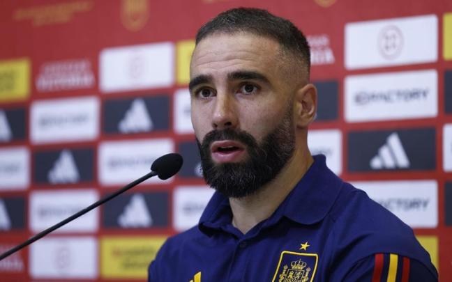 Dani Carvajal atiende a los medios durante una concentración de la selección española.