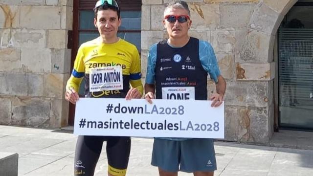 Igor Antón y Javi Conde con la pancarta de las campañas reivindicativas