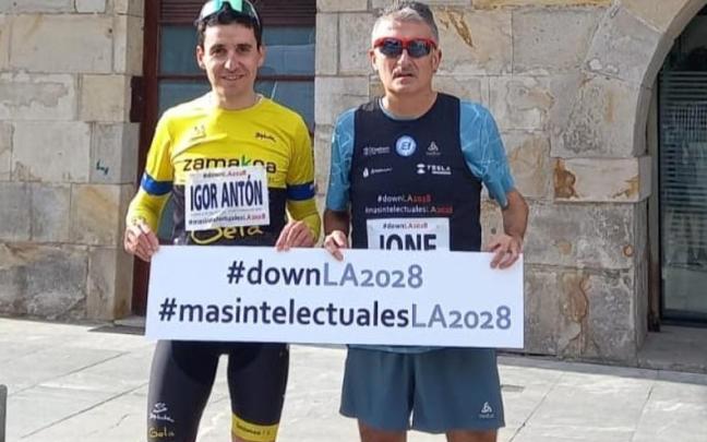 Igor Antón y Javi Conde con la pancarta de las campañas reivindicativas