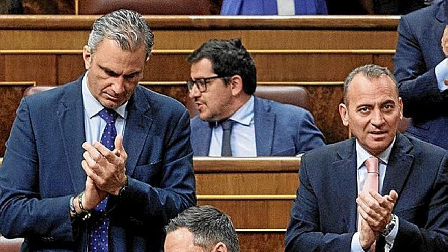 La cúpula de Vox, junto a Tamames, el martes en el Congreso.