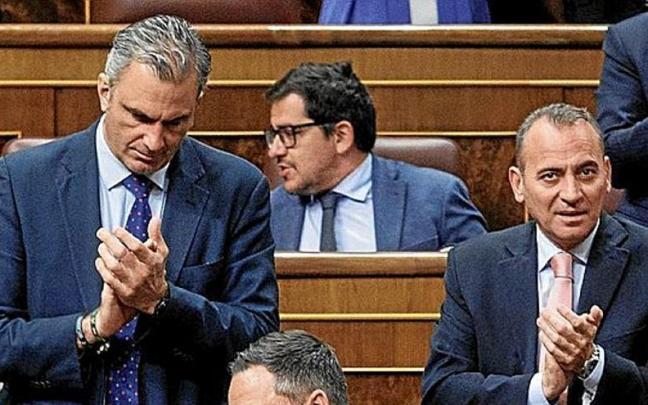 La cúpula de Vox, junto a Tamames, el martes en el Congreso. La cúpula de Vox, junto a Tamames, el martes en el Congreso.