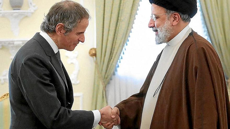 El director de la OIEA, Rafel Grossi (izquierda), en su reunión con el presidente iraní, Ebrahim Raisi.