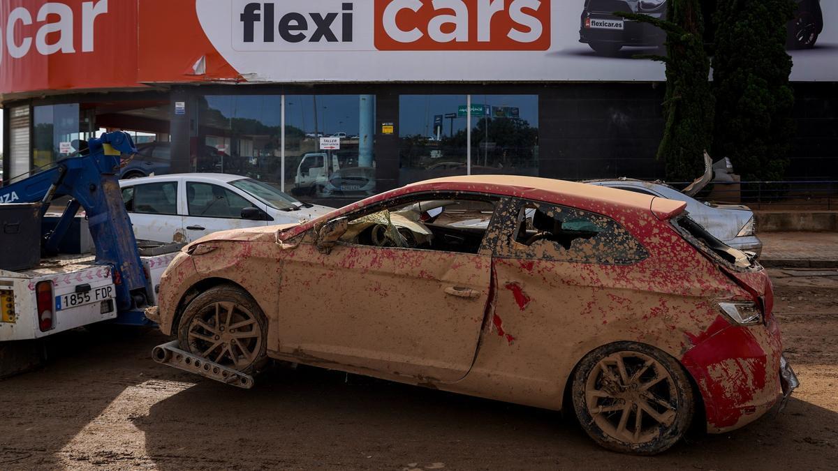 Una grúa se lleva un coche afectado por la DANA en Valencia.