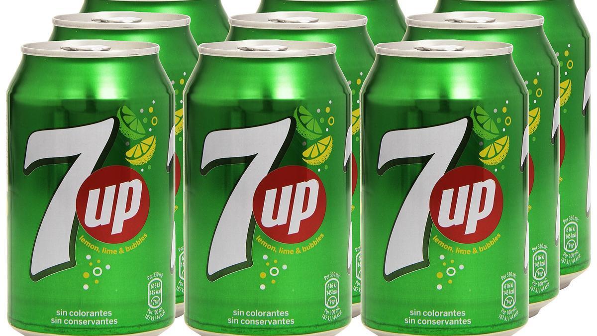 Unas latas de 7UP.