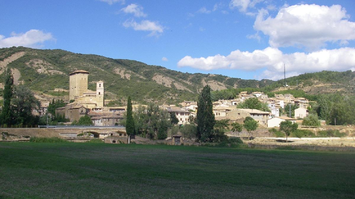 La torre del castilo y la de la iglesia se alzan sobre Biel.