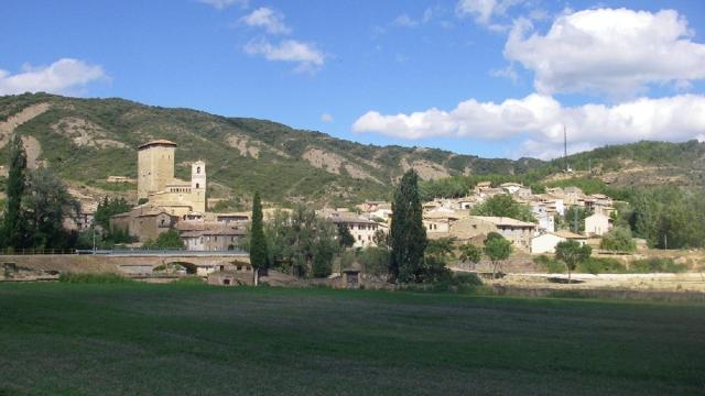 La torre del castilo y la de la iglesia se alzan sobre Biel.