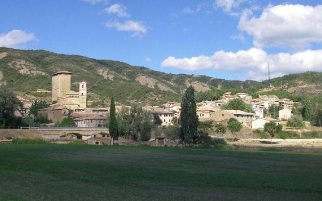 La torre del castilo y la de la iglesia se alzan sobre Biel.