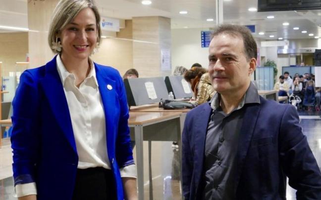 Ubarretxena, acompañada por el director de Atención a la Ciudadanía e Innovación Administrativa, Sabino San Vicente.