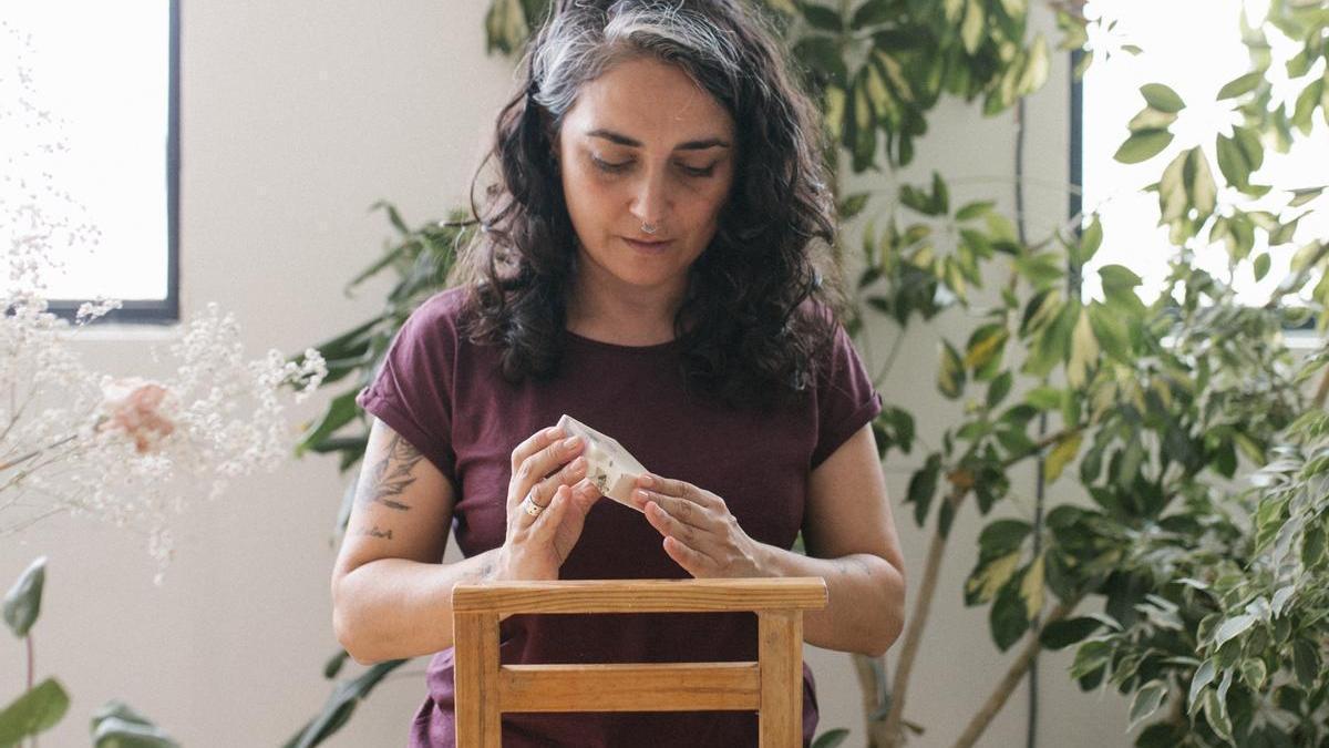 Agurtzane Tejada, maestra jabonera y cerista.