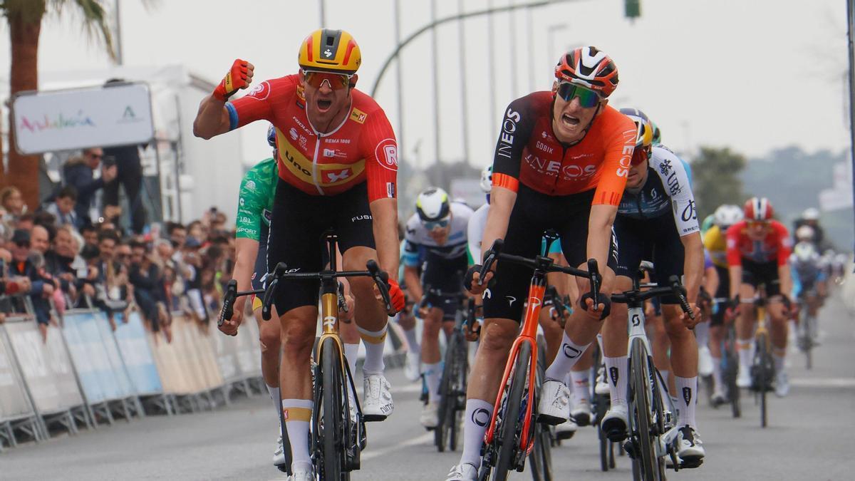 Alexander Kristoff celebra la victoria en Pozoblanco por delante de Turner.