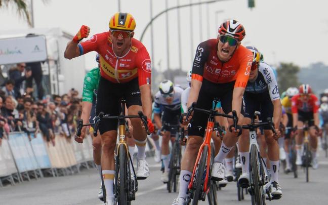 Alexander Kristoff celebra la victoria en Pozoblanco por delante de Turner. / Efe Alexander Kristoff celebra la victoria en Pozoblanco por delante de Turner.