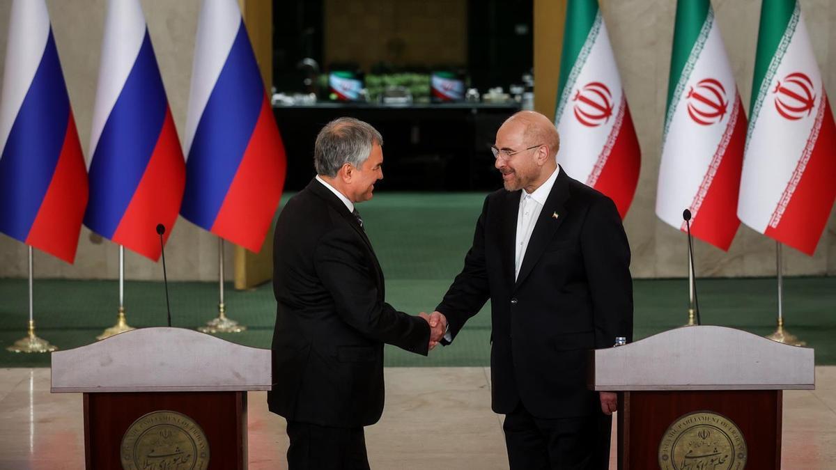 El presidente de la Duma Estatal rusa, Viacheslav Volodin, y el presidente del Parlamento de Irán, Mohammad Baqer Qalibaf, en una conferencia de prensa conjunta en Teherán el 23 de enero de 2023.