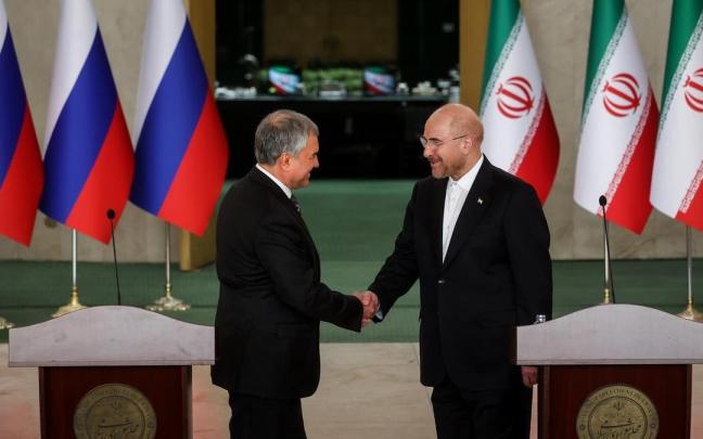 El presidente de la Duma Estatal rusa, Viacheslav Volodin, y el presidente del Parlamento de Ir&aacute;n, Mohammad Baqer Qalibaf, en una conferencia de prensa conjunta en Teher&aacute;n el 23 de enero de 2023.