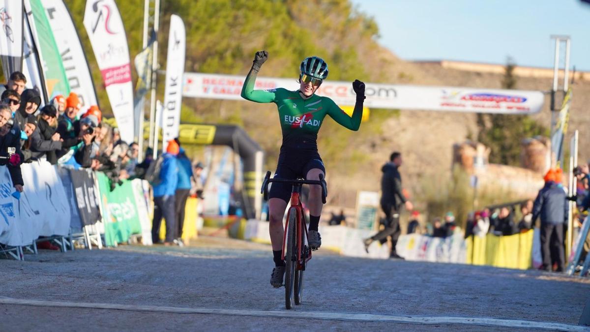 Mirari Gotxi festeja la victoria.