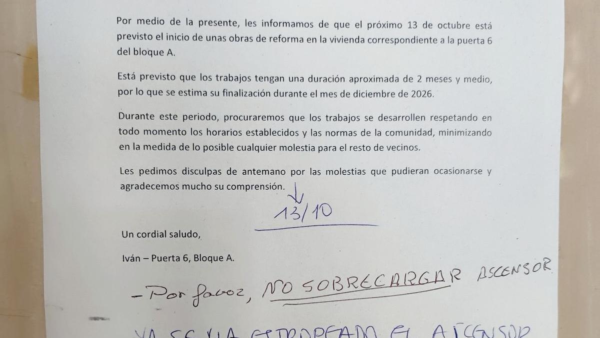El cartel de una comunidad de vecinos publicado en un ascensor