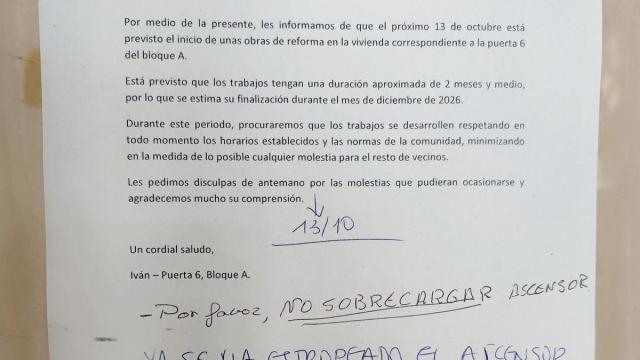 El cartel de una comunidad de vecinos publicado en un ascensor
