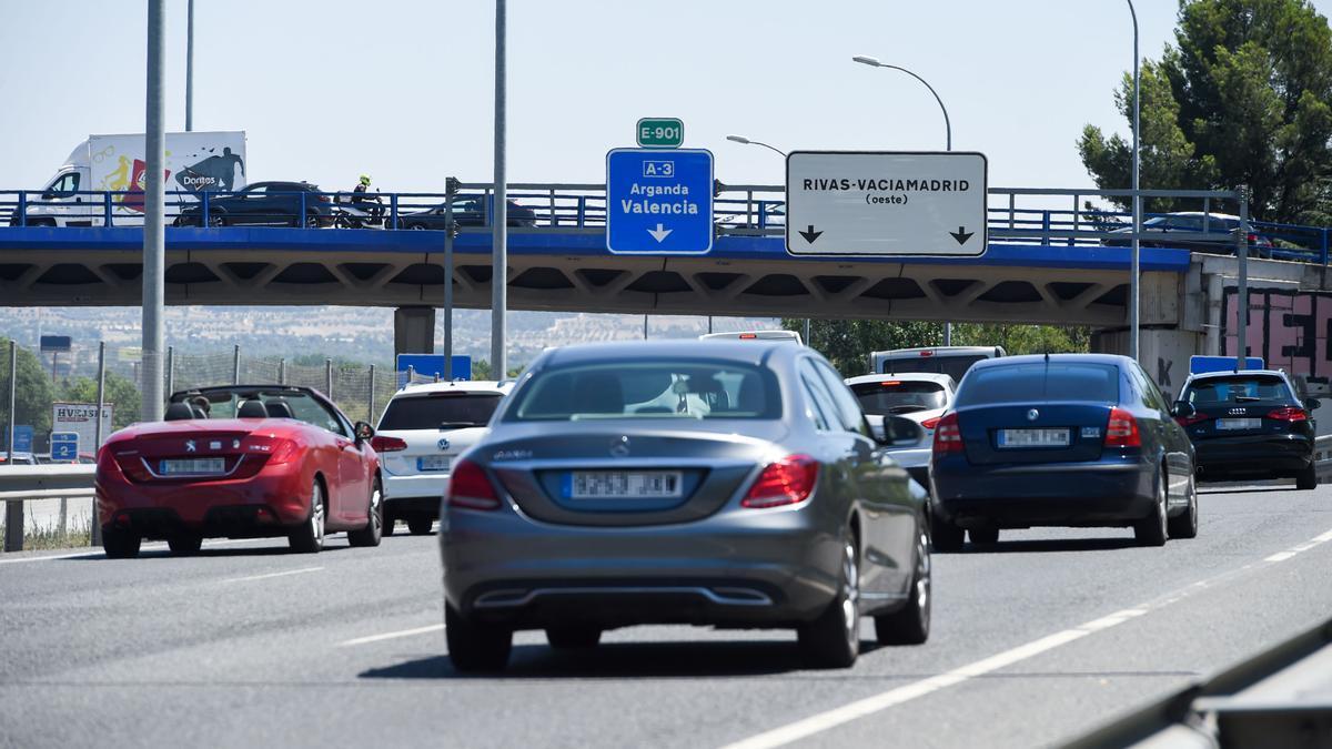 Decenas de vehículos en la autovía A-3, en la operación salida de la segunda quincena de julio.