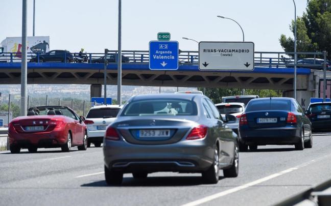 Decenas de vehículos en la autovía A-3, en la operación salida de la segunda quincena de julio.