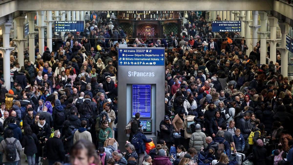 Pasajeros se agolptan en la estación de St. Pancras, en Londres.