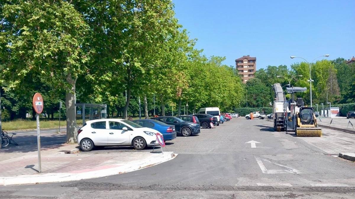 Gasteizko Udalak asfaltatze lanak hasi ditu Forondako Ateko aparkalekuan.