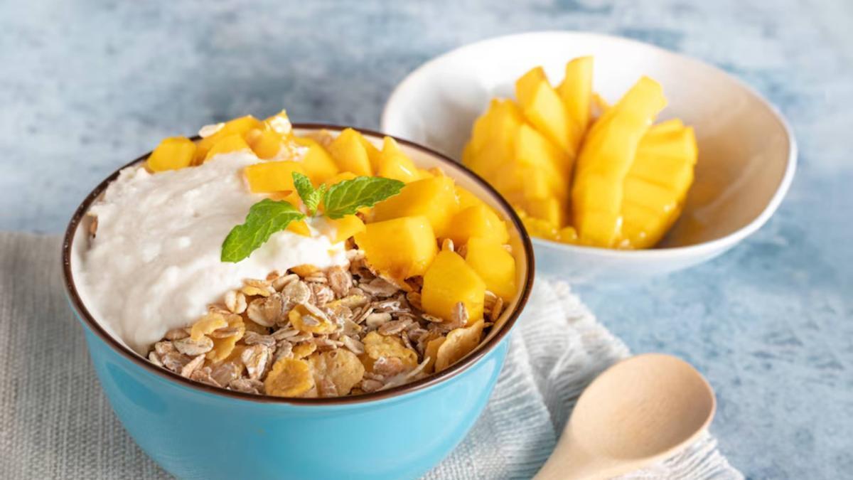 Bol de cereales con mango y yogur.