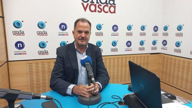 El todavía presidente del PP vasco, Carlos Iturgaiz, durante su entrevista en Onda Vasca.