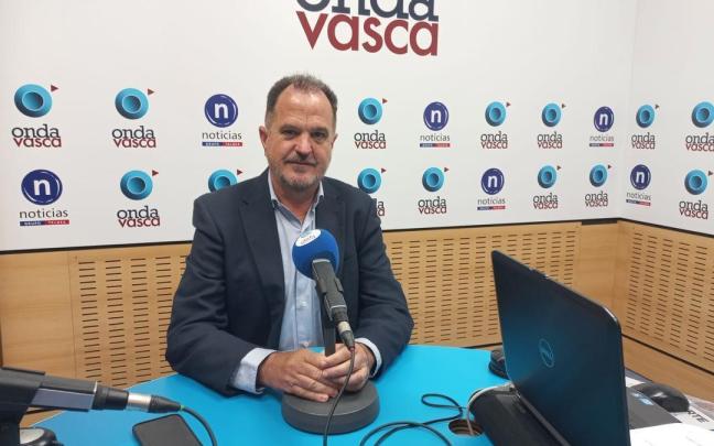 El todavía presidente del PP vasco, Carlos Iturgaiz, durante su entrevista en Onda Vasca. El todavía presidente del PP vasco, Carlos Iturgaiz, durante su entrevista en Onda Vasca.